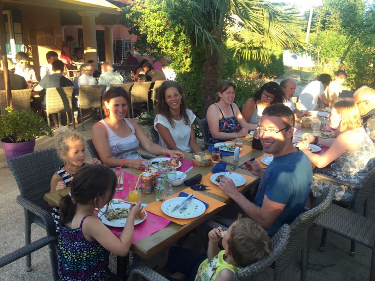 Camping Domaine De Chadeyron terras 768x576