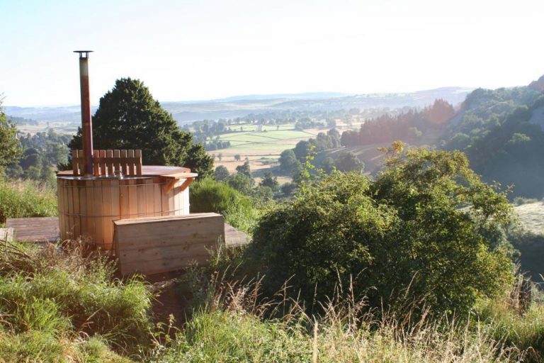 Camping Domaine de l Ours hottub 768x512