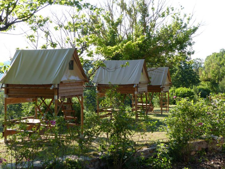 Camping Du Domaine De Senaud Drome chalets op palen 768x576