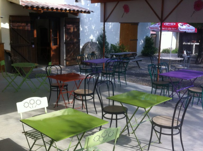 Camping Du Moulin De Thoard terras 768x574