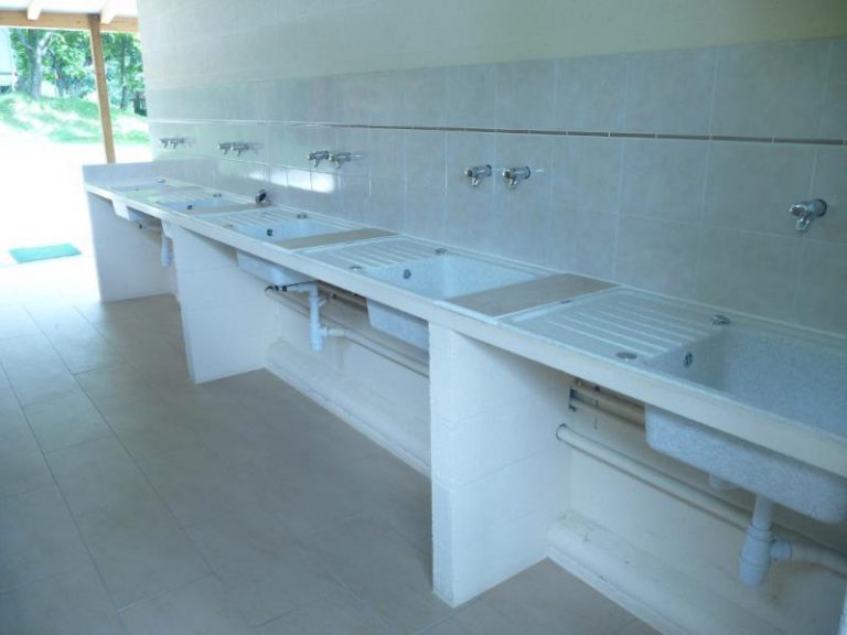 Camping Hébergement Le Domaine Du Castex sanitair 768x576