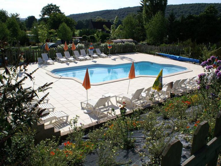 Camping La Bonne Vie zwembad met ligstoelen 768x576