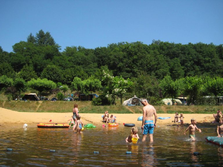 Camping La Chatonnière Dordogne strand aan rivier 768x576