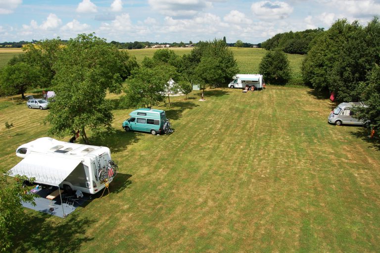 Camping La Forêt De Tessé staanplaats 768x511