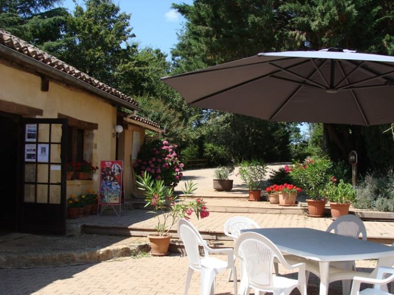 Camping La Grande Veyière Dordogne terras 768x576