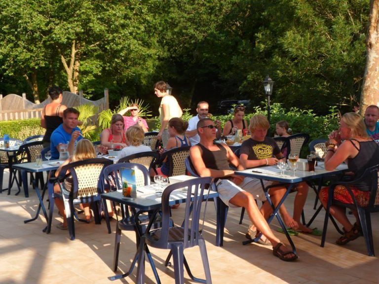 Camping La Grivelière Drome terras 768x576