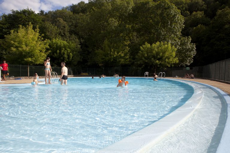 Camping La Rivière Aveyron zwembad 768x512