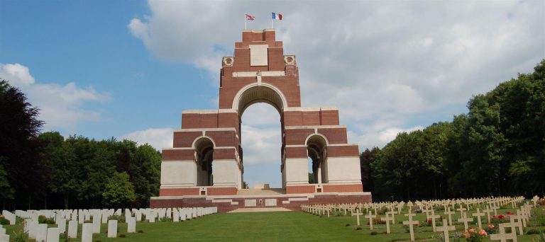 Camping Le Brochet in Péronne monument 768x342