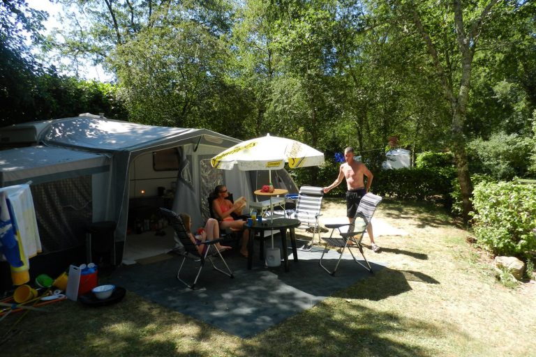 Camping Le Douzou Dordogne staanplaats 768x512