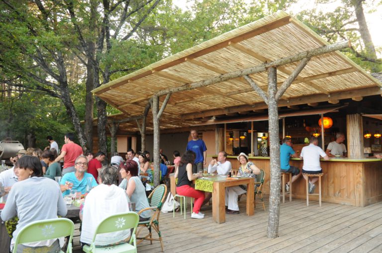 Camping Le Grand Bois Drome bar 768x510