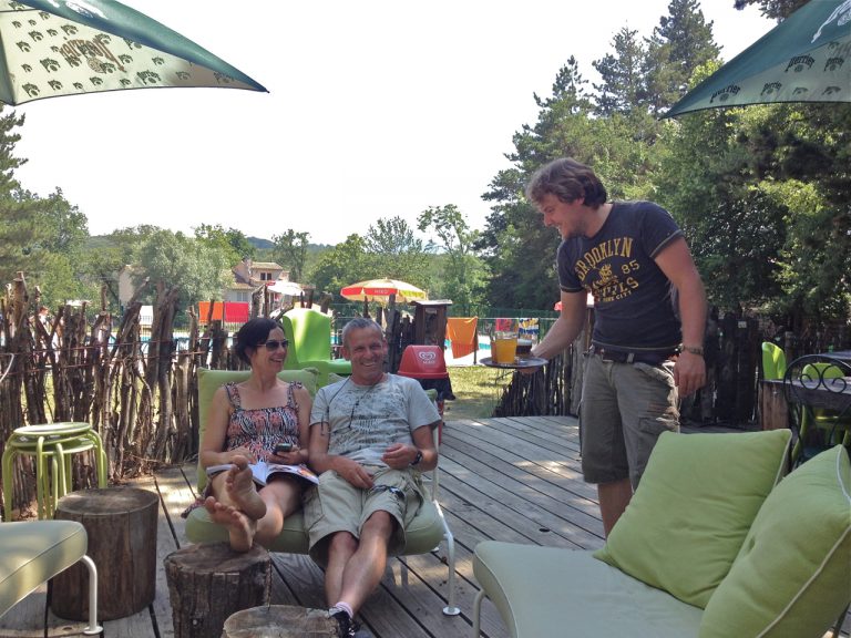 Camping Le Grand Bois Drome terras 768x576