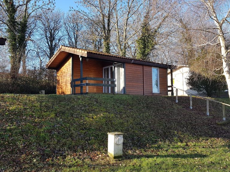 Camping Le Grand Cerf Drome chalet huren 768x576