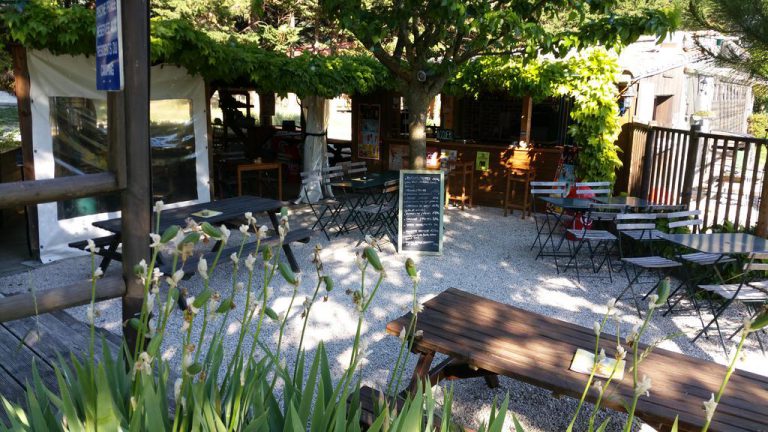 Camping Le Matin Calme Drome terras 768x432