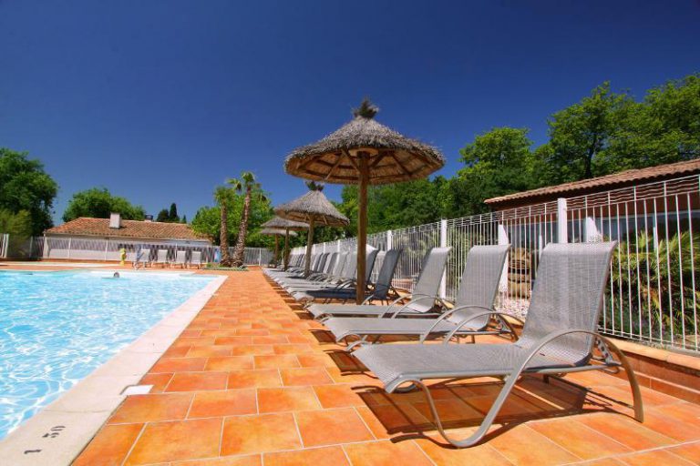 Camping Le Moulin de Sainte Anne Aude ligstoelen zwembad 768x512