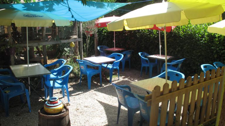 Camping Le Soleil Rouge Ardeche terras 768x431