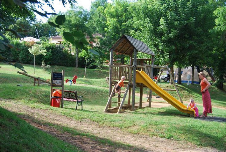 Camping Le Temps De Vivre Dordogne speeltuin 768x516