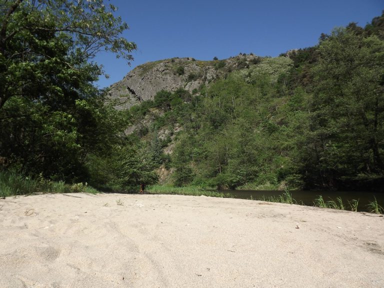 Camping Le Viaduc Ardeche strand aan rivier 768x576