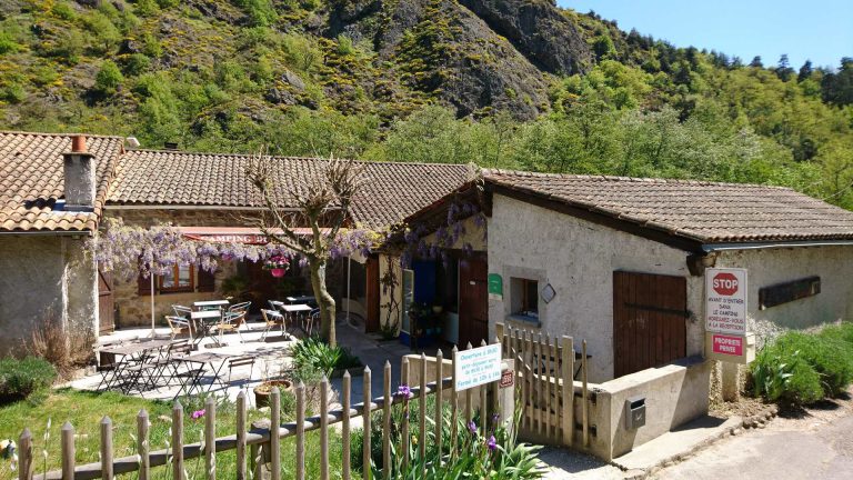 Camping Le Viaduc Ardeche terras 768x432