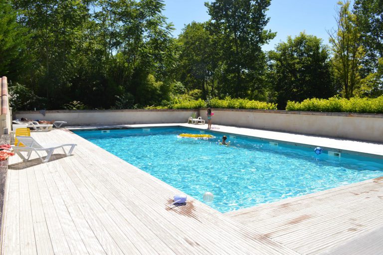 Camping Le petit Lion des Tourbières Dordogne zwembad 2 768x511