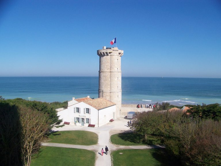 Camping Les Baleines vuurtoren 768x577