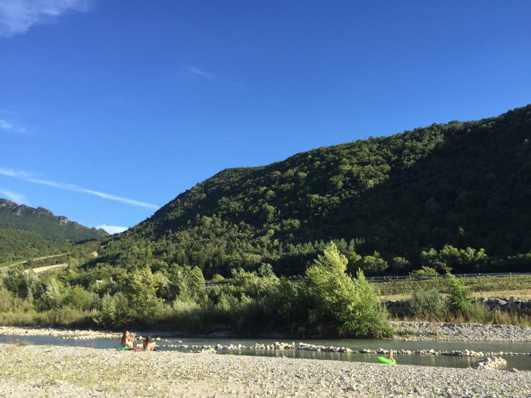 Camping Les Chapelains Drome aan een rivier 768x576