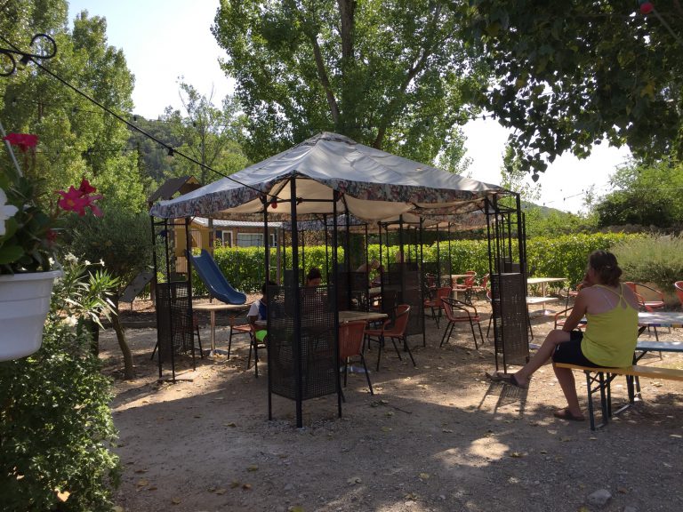 Camping Les Chapelains Drome terras 768x576