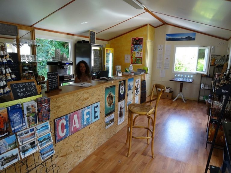 Camping Les Peupliers Bretagne bar 768x575