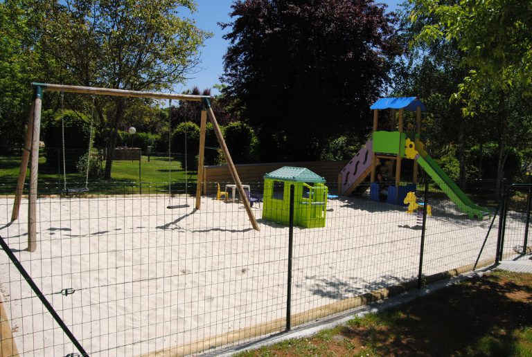 Camping Les Pierres Chaudes Dordogne speeltuin 768x516