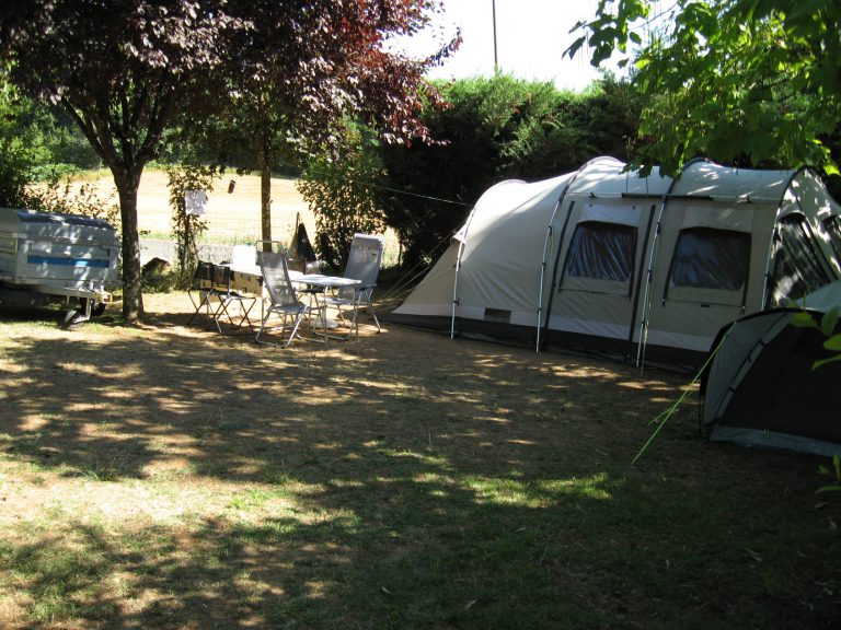 Camping Les Pierres Chaudes Dordogne staanplaats 768x576