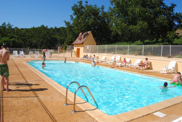 Camping Les Pierres Chaudes Dordogne zwembad 768x514