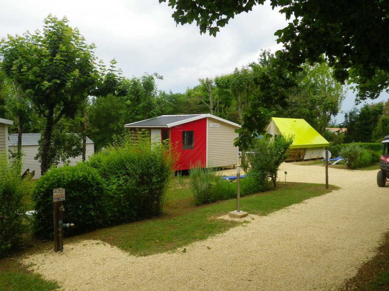 Camping Les Poutiroux Dordogne lodgetent huren 768x576