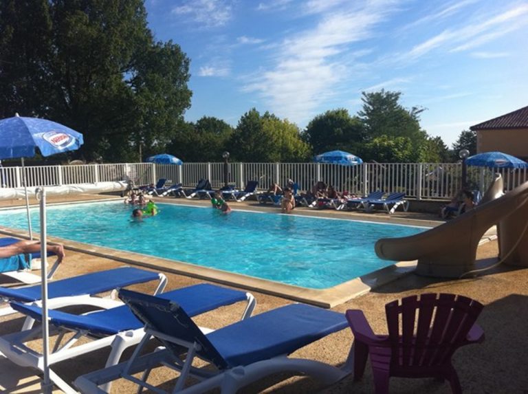 Camping Les Poutiroux Dordogne zwembad 768x573
