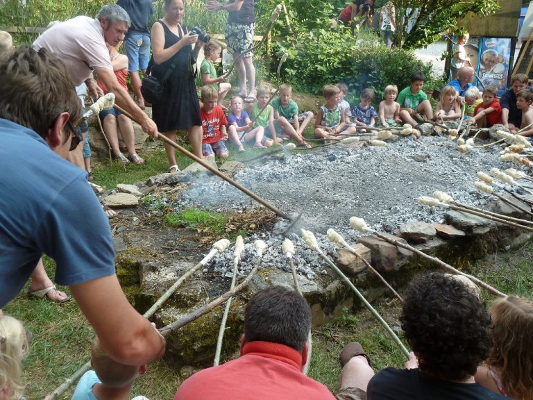 Camping Moulin De Chaules Cantal kampvuur 768x576