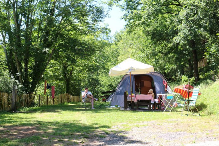 Camping Moulin De Chaules Cantal staanplaatsen 768x512