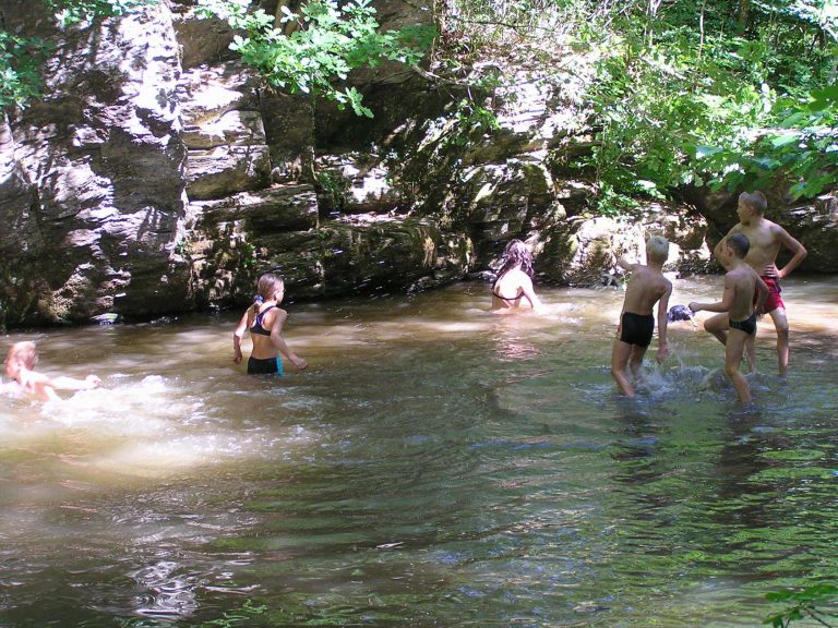 Camping Moulin De Liort Aveyron riviertje 768x576