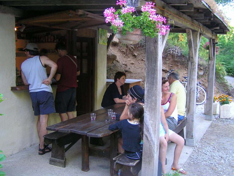 Camping Moulin De Liort Aveyron terrasje 768x576