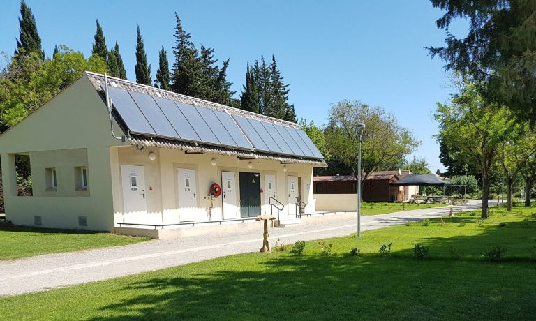 Camping Porte Des Alpilles sanitair gebouw 768x460