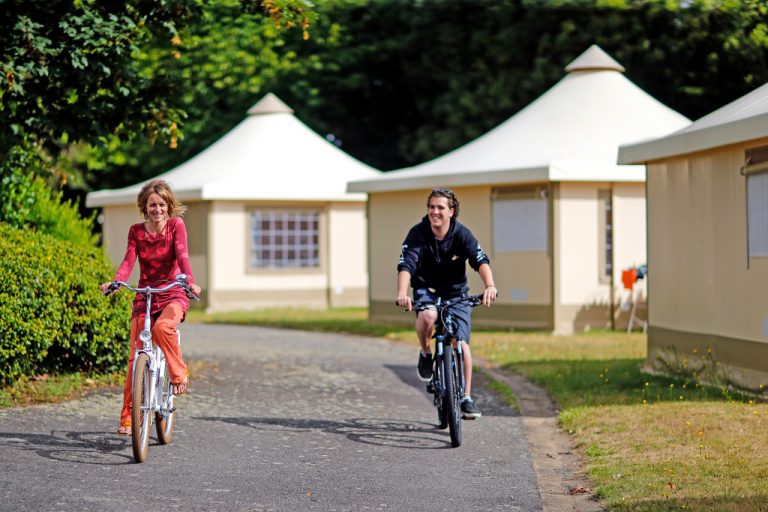 Camping Poulmic Bretagne bungalowtent huren 768x512