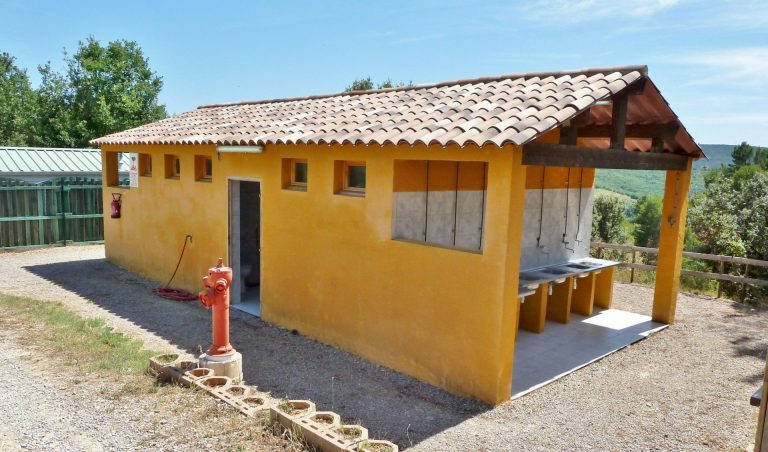 Camping le Bleu Lavande sanitair gebouw 768x452