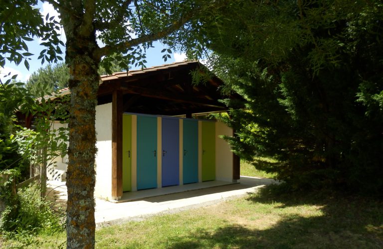 Naturistencamping Le Coteau De L herm Dordogne sanitair 768x501