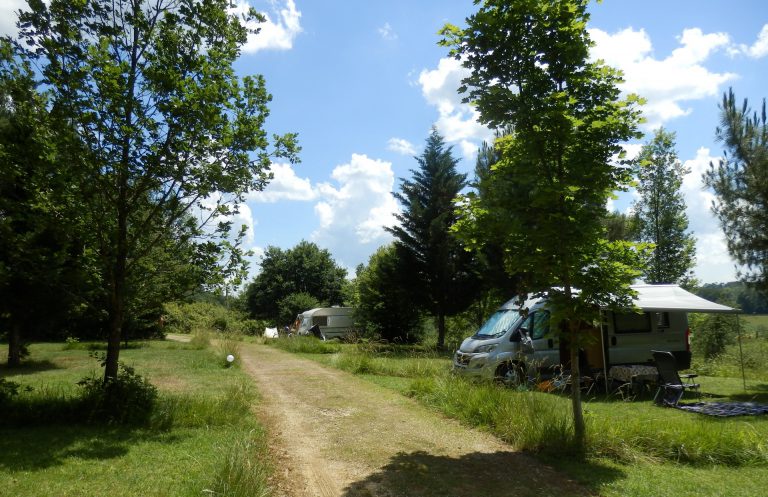 Naturistencamping Le Coteau De L herm Dordogne staanplaats 768x497