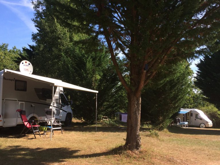 Naturistencamping Le Coteau De L herm Dordogne staanplaatsen 768x576