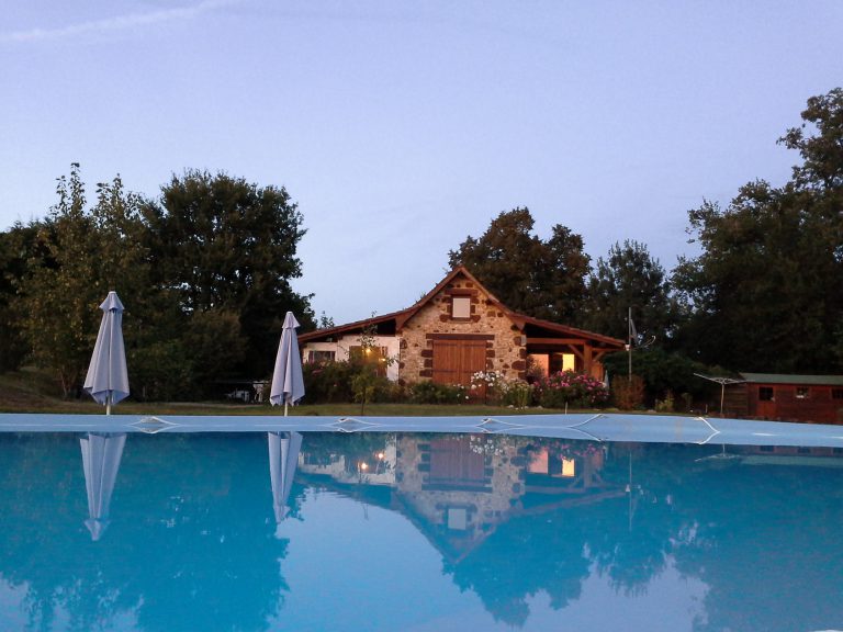 Naturistencamping Le Coteau De L herm Dordogne zwembad 2 768x576