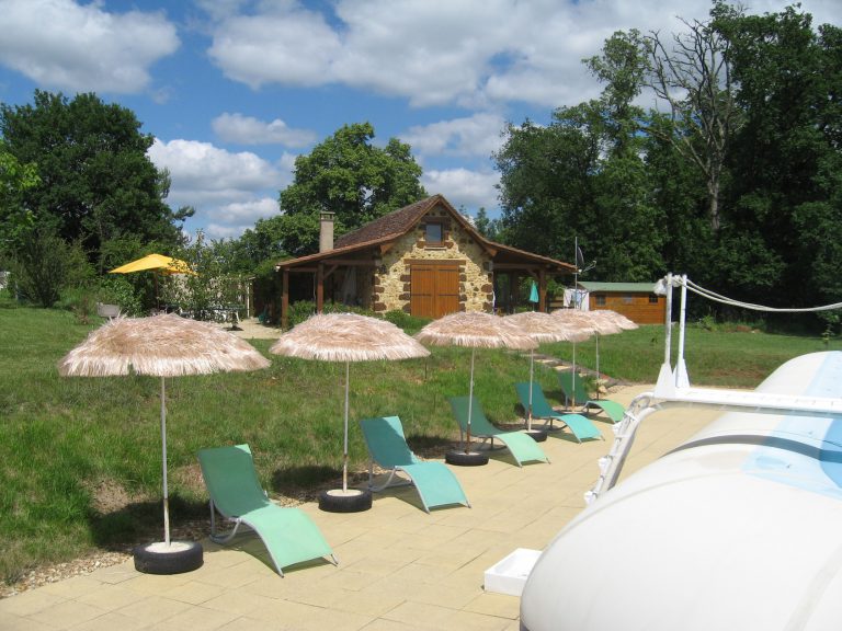 Naturistencamping Le Coteau De L herm Dordogne zwembad 768x576