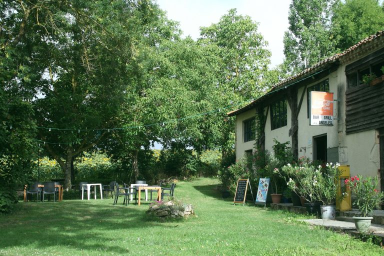 Camping Domaine Les Angeles Gers terras 768x512