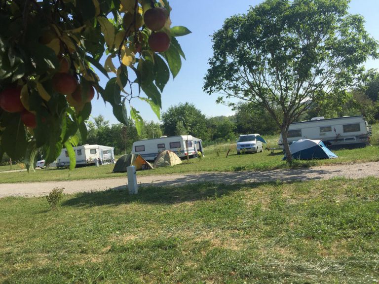 Camping Du Canal staanplaatsen 768x576