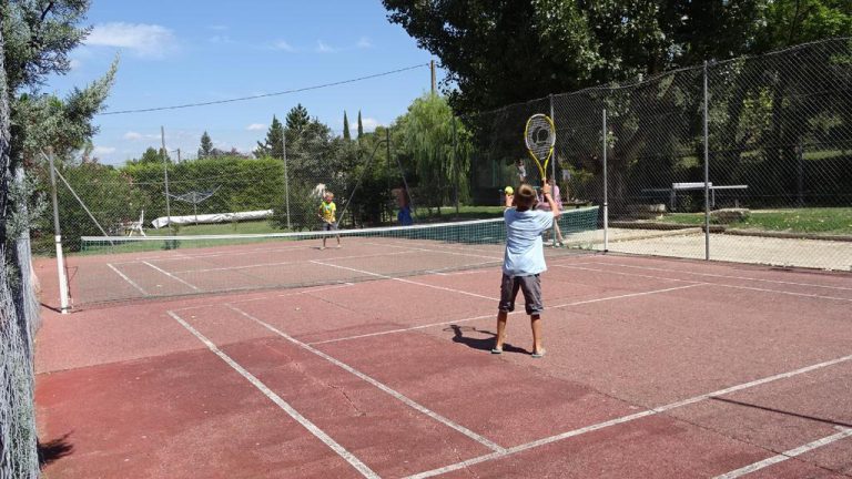 Camping L Olivier Junas tennisbaan 768x432