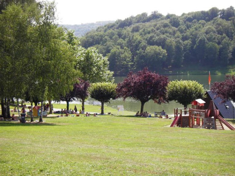 Camping Le Cheyenne aan een meer 768x576