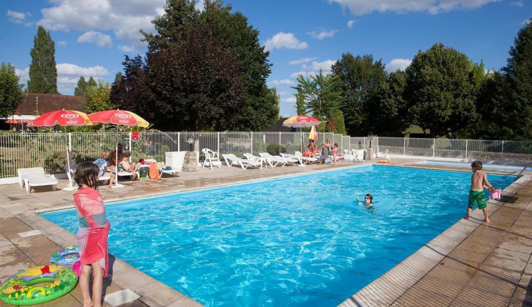 Camping Le Château De La Rolandière zwembad 768x443