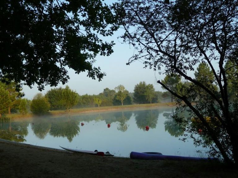 Camping Le Chêne du Lac Gironde aan een meer 768x576